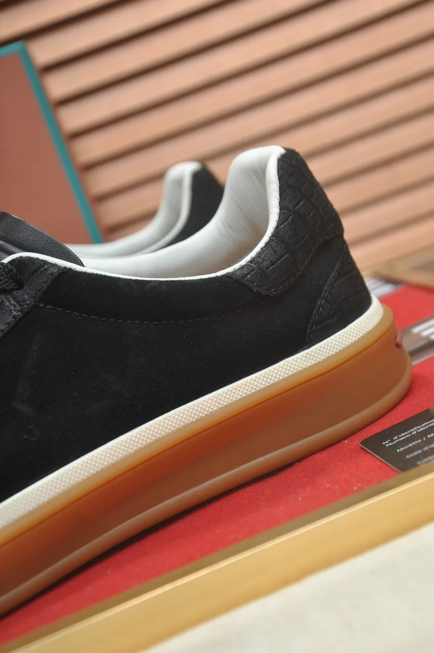 Men's men's shoes 💰580💶[𝐥𝐨𝐫𝐨 𝐏𝐢𝐚𝐧𝐚] lp classic loafers, an Italian treasure brand, the only brand that can match Hermès! Only after wearing it do we realize that we cannot let down our feet. The upper is imported cashmere, the lining of water-dyed cowhide ➕ the cowhide feet, the official original glass rubber outsole, and the pendant. Exclusive original packaging (tag ➕ brand paper ➕ outer box ➕ hand bag) code number: 38-46 (45 46 customized)